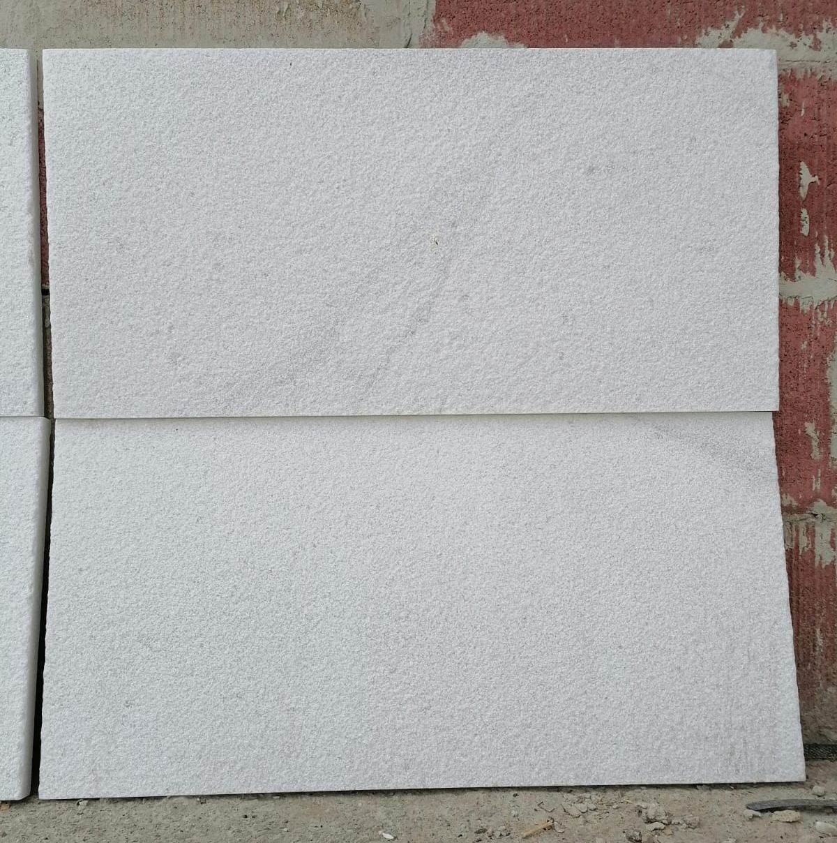 Kemalpaşa Beyazı Kumlamalı Mermer 